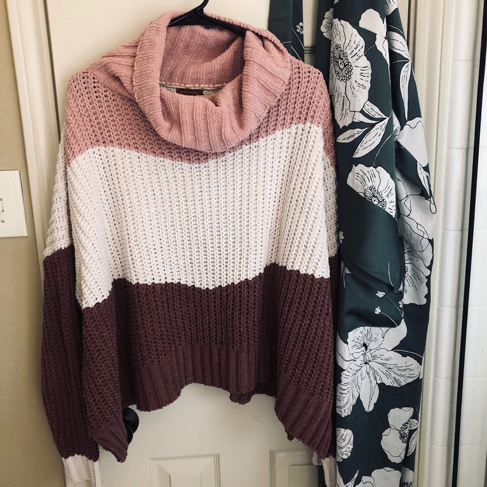 Trim color chunky turtleneck. Brand new!